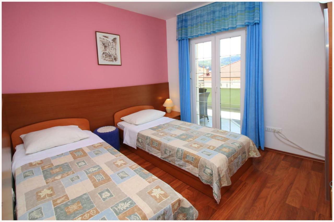 -Villa Sjor -Primosten-Apartmani- Has 2 Large Apartments And 2 Smaller Ones -Primosten Lokvice 6 Екстер'єр фото